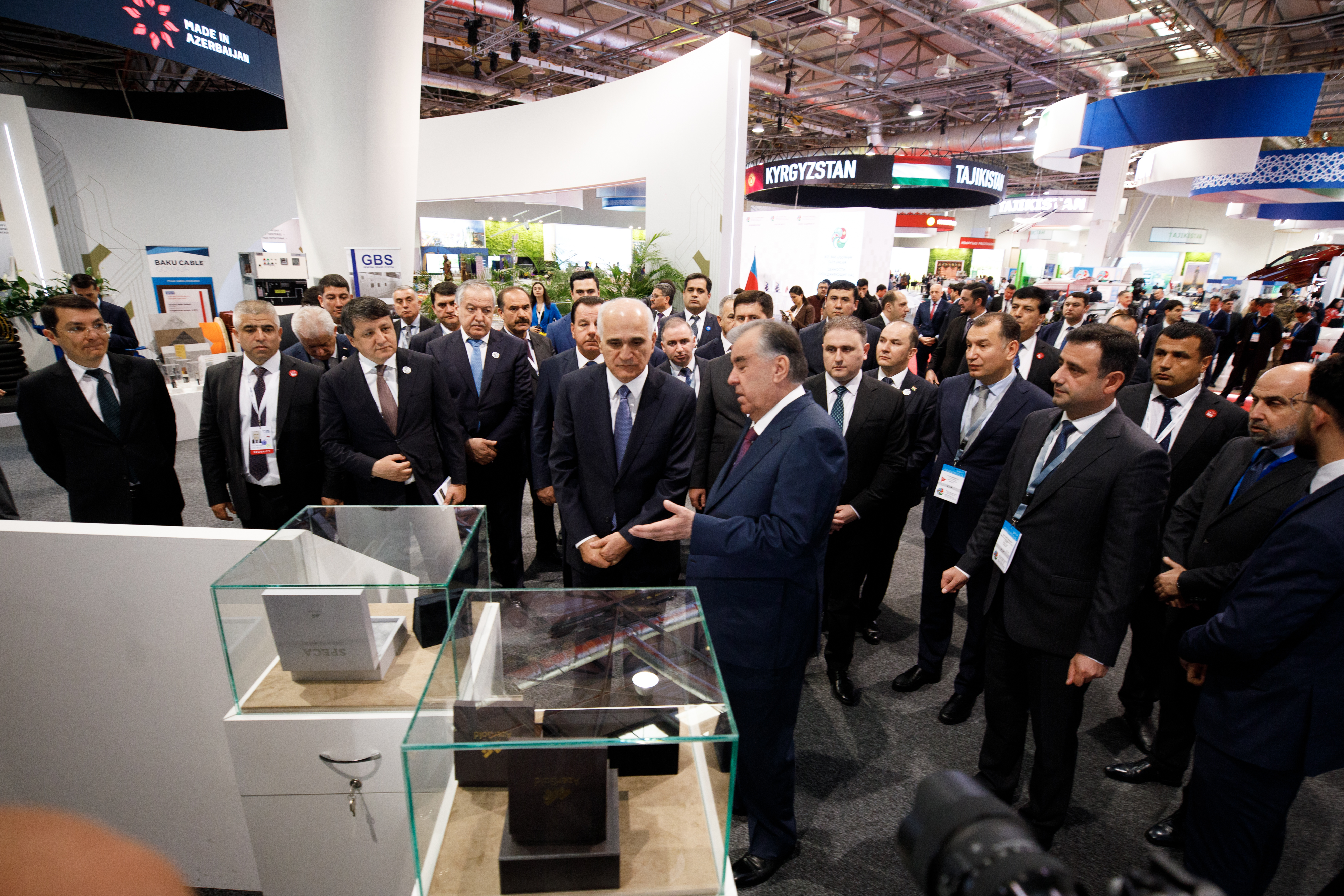 SPECA həftəsi çərçivəsində təşkil edilən sərgidə Tacikistan Respublikasının Prezidenti "AzerGold" QSC-nin stendinə baxış keçirib